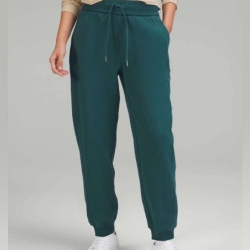 Lululemon Scuba Relaxed Fit High Rise Jogger in Green Jasper Size 8